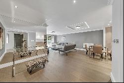 Newly refurbished apartment with south-facing balcony close to St James’s Park