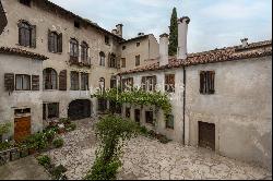 Elegant 15th century palace with private courtyard