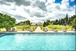 Prestige property between Maussane and Arles , 8 suites, swimming pool