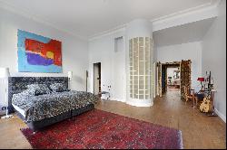 Paris 3rd District - An exceptional 3-bed apartment in a period private mansion