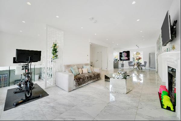 3 bedroom penthouse apartment to rent in Queens Gate, SW7