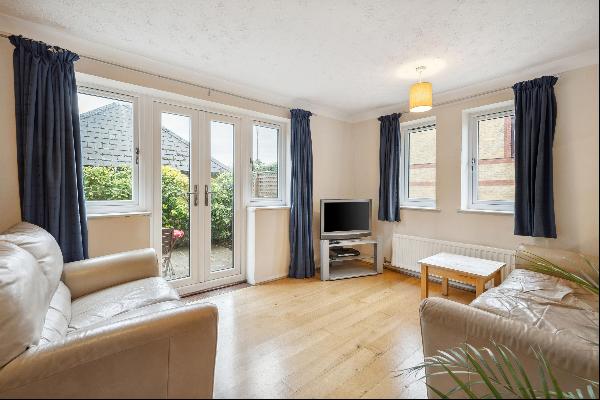 A bright apartment with large private garden / patio, ideally located for access to the Ci