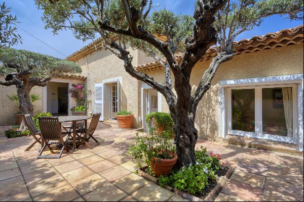 Waterfront villa for sale in Sainte-Maxime.