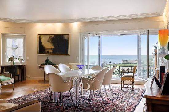 BIARRITZ, SUPERB APARTMENT FACING THE OCEAN AND THE HOTEL DU PALAIS