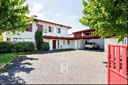 ASCAIN, NEAR THE VILLAGE, CONTEMPORARY HOUSE WITH SWIMMING POOL