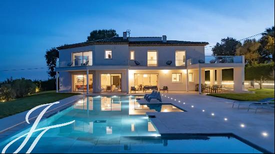 Beautiful villa with the sea view for rent in Antibes