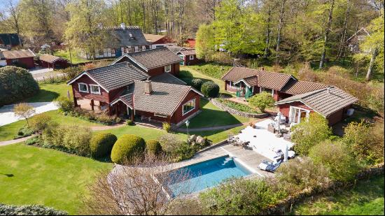 Genuine timbered villa with a dreamlike garden