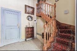 Superb pied-à-terre on avenue d'Iéna to renovate, Paris XVI.