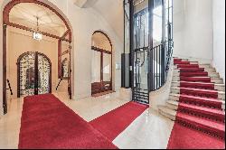 Superb pied-à-terre on avenue d'Iéna to renovate, Paris XVI.