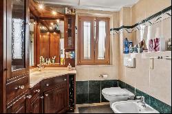 Large semi-detached villa close to all amenities