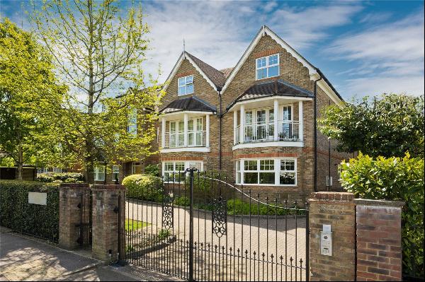 Oatlands Chase, Weybridge, Surrey, KT13 9SE