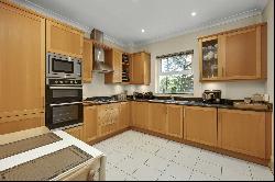 Oatlands Chase, Weybridge, Surrey, KT13 9SE