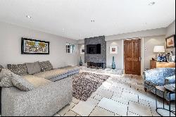 Castle Hill, Prestbury, Macclesfield, Cheshire, SK10 4AR