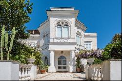 Detached apartment in historic villa with terrace and garden