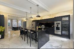Beautifully renovated home in the heart of London