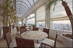 Penthouse with unique panoramic views of the city skyline