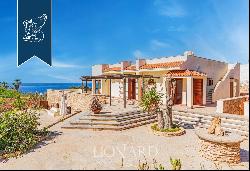 Luxury estate with an outbuilding for sale two steps away from the most beautiful beaches 