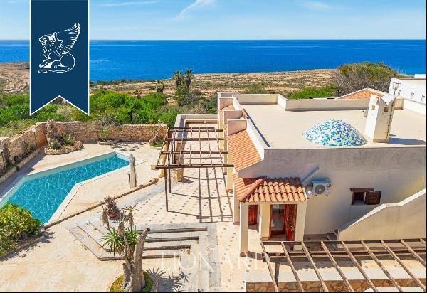 Luxury estate with an outbuilding for sale two steps away from the most beautiful beaches 