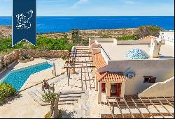 Luxury estate with an outbuilding for sale two steps away from the most beautiful beaches 