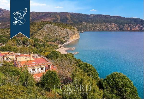 Exclusive estate with a big private garden and a charming portico for sale in the province