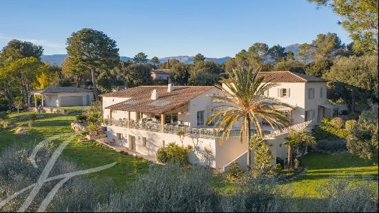 Biot - Sumptuous villa in the heart of a prestigious estate