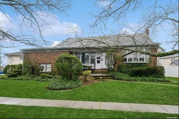 30 Captains Road, North Woodmere, NY, 11581, USA