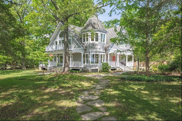Waterfront Victorian Style Home in Felicity Cove
