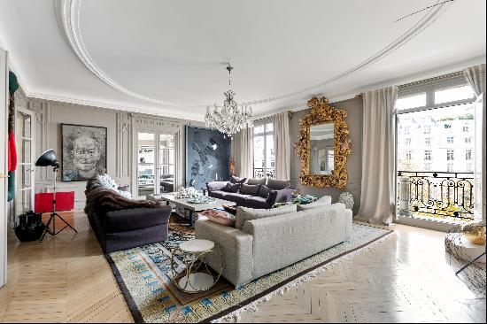 Paris 16th District - An elegant 4-bed apartment