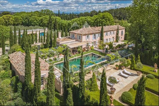 Luxurious property with landscaped garden close to Saint Remy de Provence