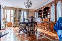 5-bedroom apartment with garage and storage room in the centre of Seville.