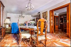 5-bedroom apartment with garage and storage room in the centre of Seville.