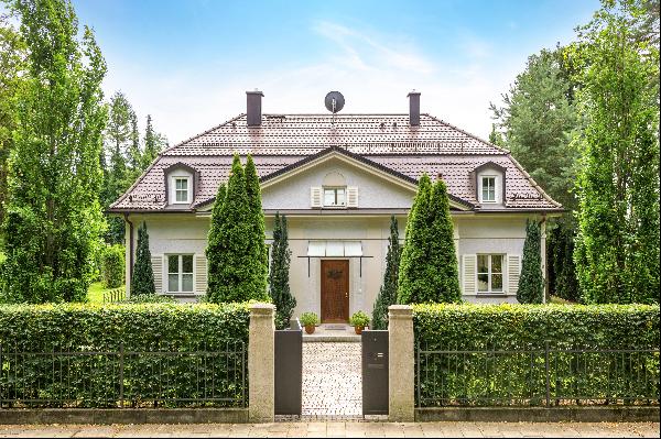 Stylishly renovated villa from 1922 with underground parking and solar system in a prime 