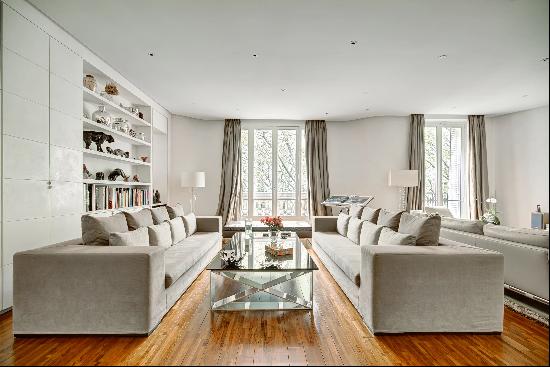 Paris 17th District - An elegant 4-bed apartment