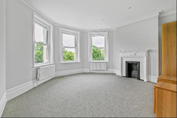 A fantastic top floor lateral apartment, located in Oval