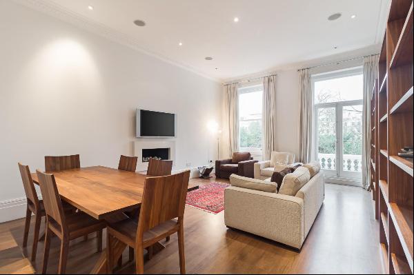 Spacious two bedroom apartment with roof terrace to rent South Kensington, SW7.