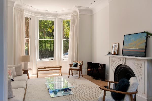 A beautifully refurbished four bedroom apartment with a private garden in SW5.