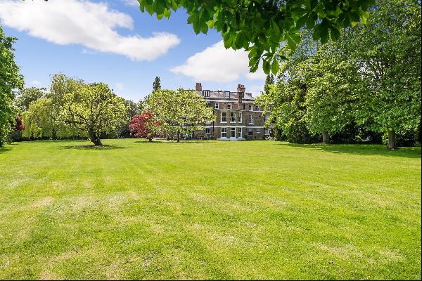 Apartment for sale in overlooking the River Thames in Hampton.
