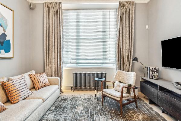 A luxury one bedroom apartment for sale on a garden square in Pimlico SW1