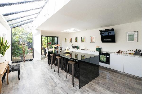 A fantastic 3 bedroom home in a great location within West Dulwich with an enchanting rear
