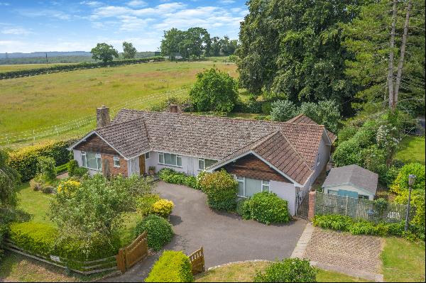 Light and spacious home in a peaceful setting with south-facing views