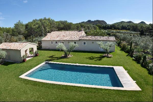 Discover this contemporary mas in a very peaceful setting, just 15 minutes' walk from the 