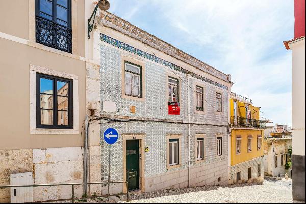 Excellent 2-storey building in Lapa, overlooking the Tagus.