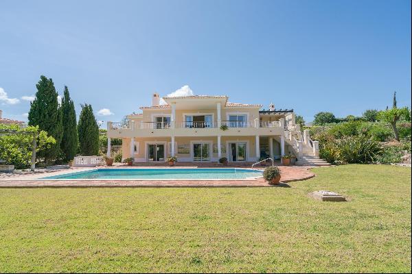 A stunning four bedroom villa in Reserva da Luz, with sea views and a mature garden