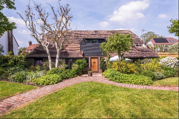 A wonderful unlisted detached barn in the heart of Matfield offering beautifully presented
