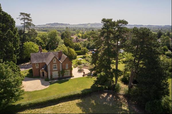 A fine, beautifully restored Victorian manor with exceptional views, fine gardens and padd