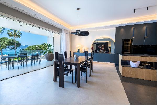 Fully renovated 4 bedroom apartment with splendid sea view in Cannes Croisette.