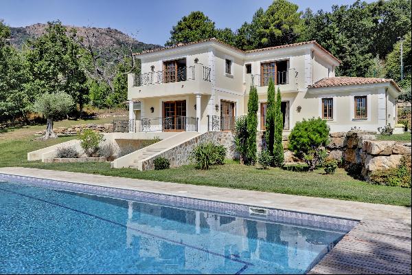 House with outbuildings, tennis court and pool for sale in La Garde Freinet.
