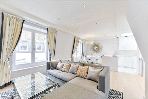 Beautiful four bedroom mews house to rent in Bayswater, W2.