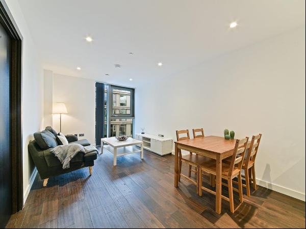 Modern one bedroom apartment available to rent in Tower Hill, E1.