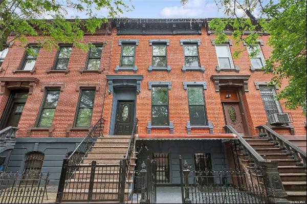 Welcome to 29 Linden St! Located Mid-Block in the Heart of the Historic District in Bushwi